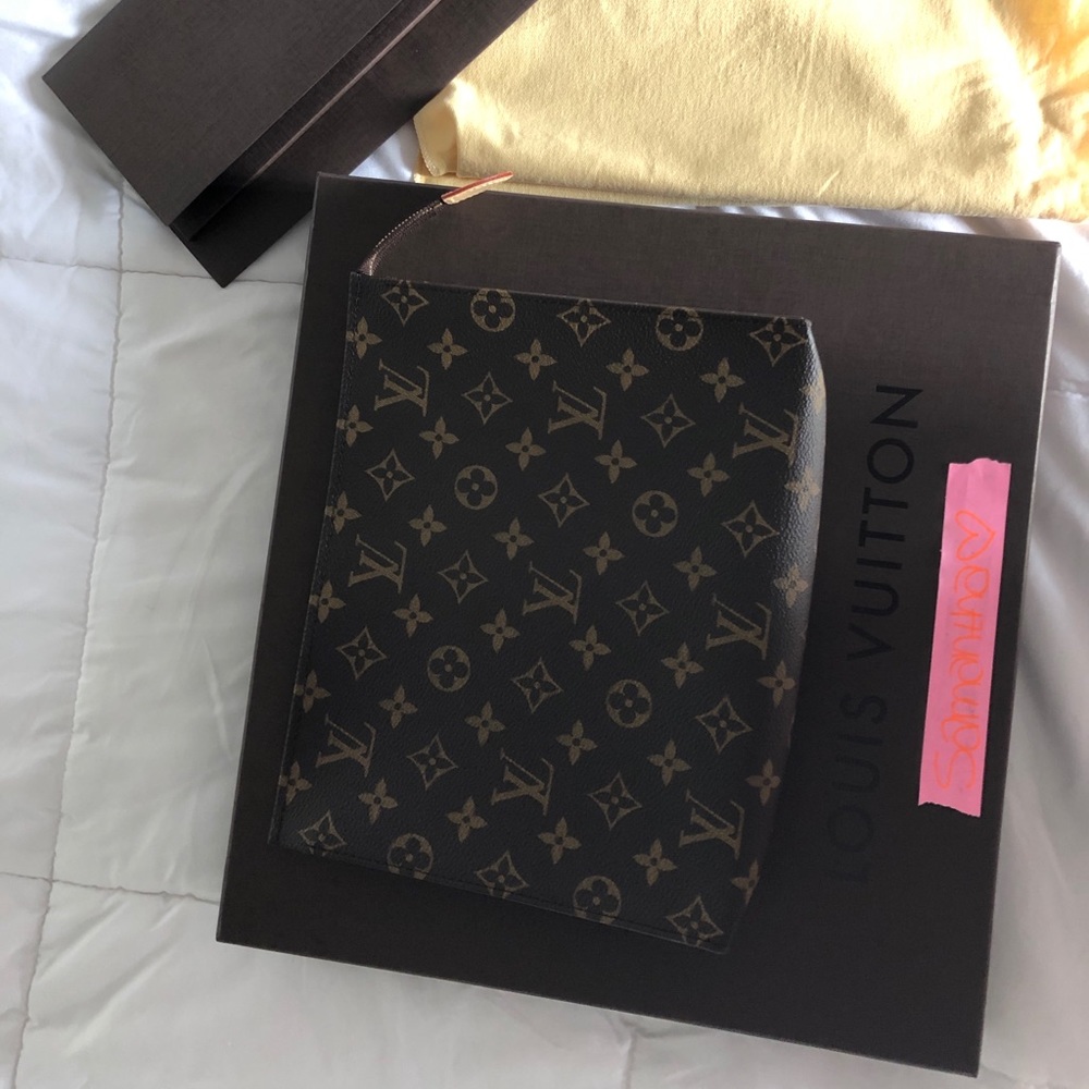 🎈🎈 SOLD 🎈🎈 Louis Vuitton toiletry 26